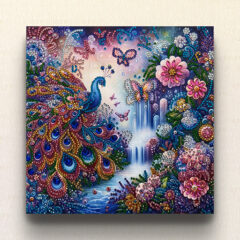 幻想的な楽園を舞台に、美しい孔雀が羽を広げる壮麗な瞬間を描いた、happinessによるダイヤモンドアート作品。