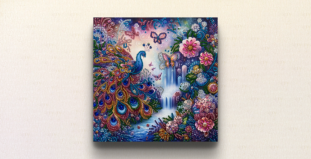 幻想的な楽園を舞台に、美しい孔雀が羽を広げる壮麗な瞬間を描いた、happinessによるダイヤモンドアート作品。