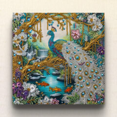 豊かな自然と神秘的な生き物が共存する楽園を舞台に、豪華な羽をもつ孔雀が優雅に佇む姿をダイヤモンドアートで描いた作品。
