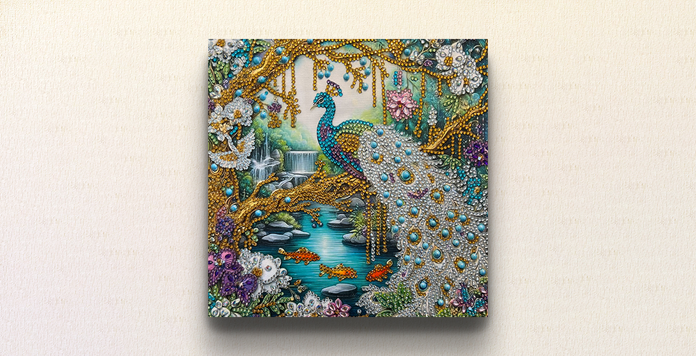 豊かな自然と神秘的な生き物が共存する楽園を舞台に、豪華な羽をもつ孔雀が優雅に佇む姿をダイヤモンドアートで描いた作品。