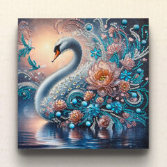 静寂な水面にたたずむ一羽の白鳥。その羽根に、無数の花々とビーズを咲かせ、まるで夢の中のような光景や煌めきを表現した作品。