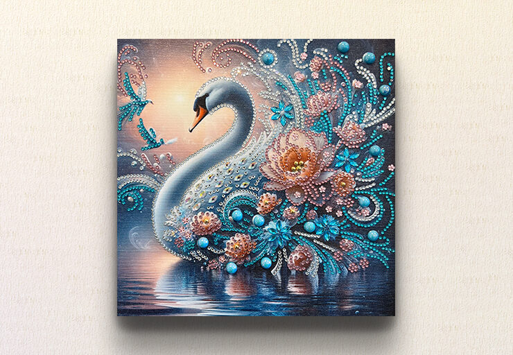 静寂な水面にたたずむ一羽の白鳥。その羽根に、無数の花々とビーズを咲かせ、まるで夢の中のような光景や煌めきを表現した作品。