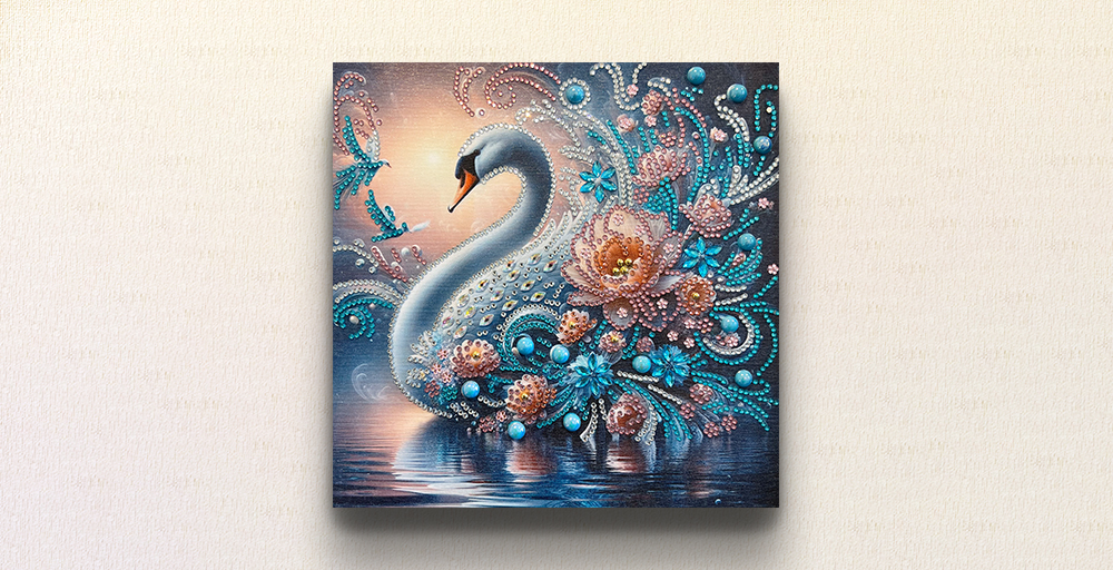 静寂な水面にたたずむ一羽の白鳥。その羽根に、無数の花々とビーズを咲かせ、まるで夢の中のような光景や煌めきを表現した作品。