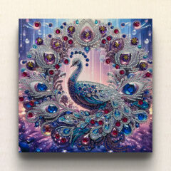happiness作。瑠璃の煌めきを纏った孔雀が、まるで天上の楽園から舞い降りたかのように堂々と羽を広げる姿を描いた作品。