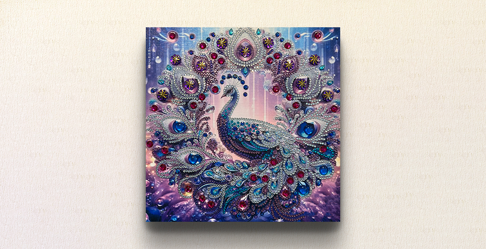 happiness作。瑠璃の煌めきを纏った孔雀が、まるで天上の楽園から舞い降りたかのように堂々と羽を広げる姿を描いた作品。
