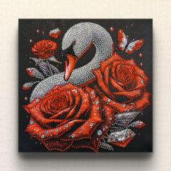 漆黒の背景に浮かび上がる一羽の白鳥と、艶やかに咲く紅い薔薇をテーマにしたダイヤモンドアート。白鳥の純白の羽は、無数の宝石によって神聖な輝きを放ち、赤く燃える薔薇と対をなすように調和させている。