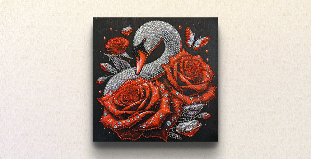 漆黒の背景に浮かび上がる一羽の白鳥と、艶やかに咲く紅い薔薇をテーマにしたダイヤモンドアート。白鳥の純白の羽は、無数の宝石によって神聖な輝きを放ち、赤く燃える薔薇と対をなすように調和させている。